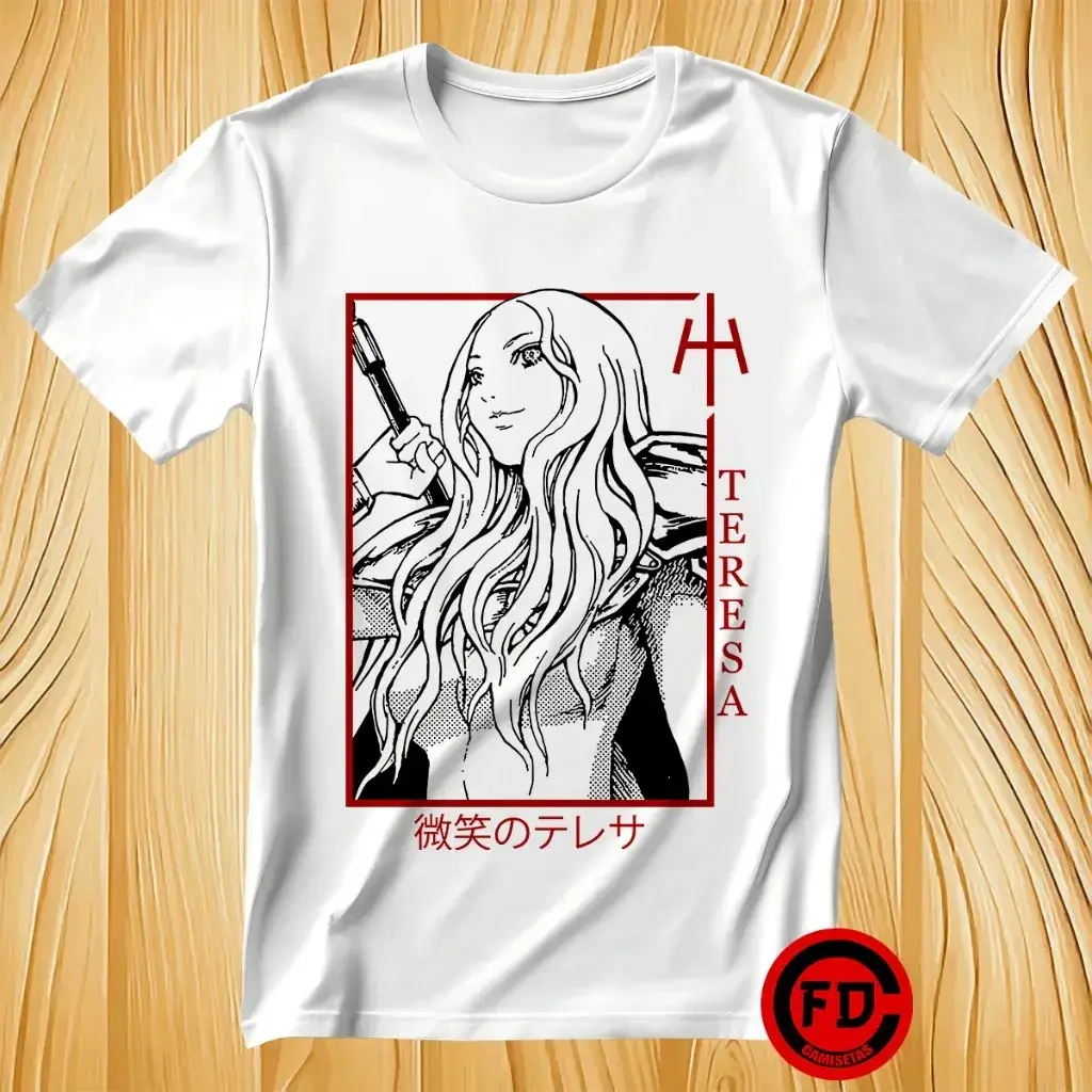 Uma incrível Camiseta Anime Claymore Teresa Do Sorriso Aparente Unissex destacando a lendária guerreira em um design elegante, capturando a aura imbatível e o olhar sereno da personagem mais forte para os fãs vestirem sua paixão épica.
