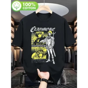 Uma autêntica Camiseta Unissex "Claymore" preta exibindo uma estampa gráfica vibrante em amarelo da guerreira Clare, ideal para expressar sua paixão épica pelo anime com muito estilo e conforto.