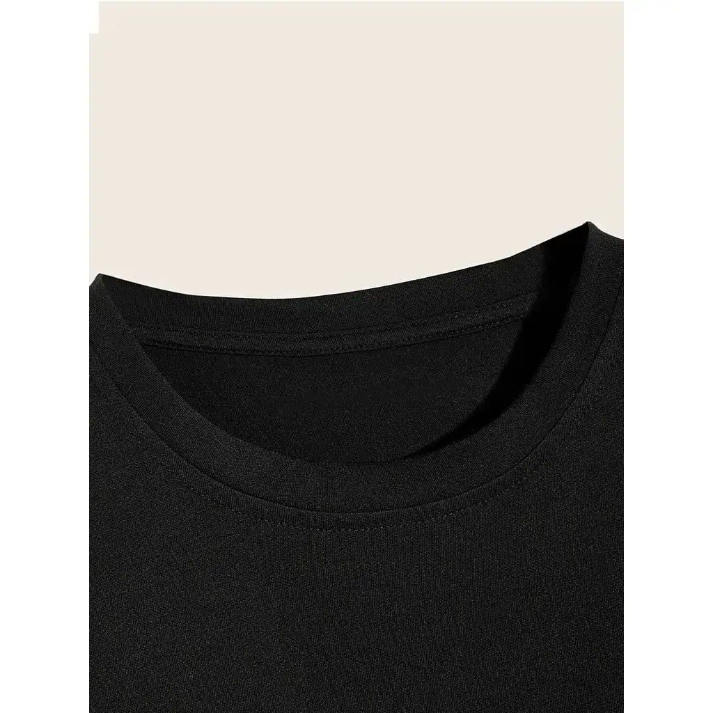 Close-up detalhado do modelo confortável de gola da Camiseta Unissex "Claymore", destacando o acabamento de alta qualidade que garante um caimento moderno e perfeito para os fãs do anime exibirem seu estilo no dia a dia.