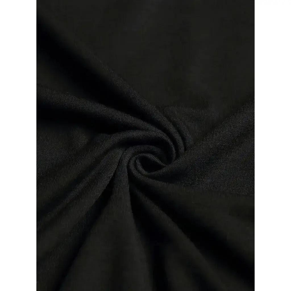 Close-up detalhado do tecido macio em espiral da Camiseta Unissex "Claymore", destacando a alta qualidade e o conforto excepcional do material para os fãs exibirem sua paixão pela fantasia sombria com muito estilo e durabilidade.