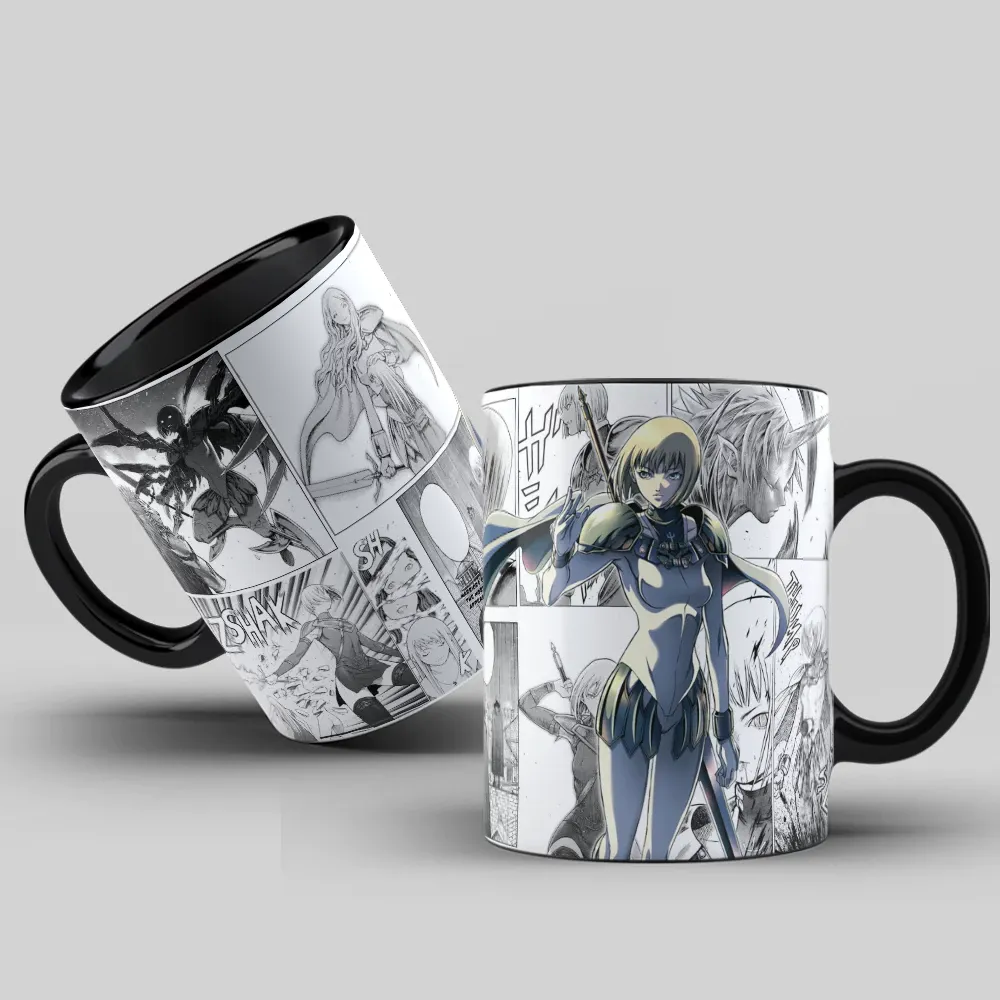 Visual da Caneca INTERIOR PRETO Claymore Manga Anime Personalizada - CLARE. A imagem destaca a protagonista Clare cercada por painéis icônicos do mangá, enquanto o fundo preto reforça a temática de fantasia sombria.